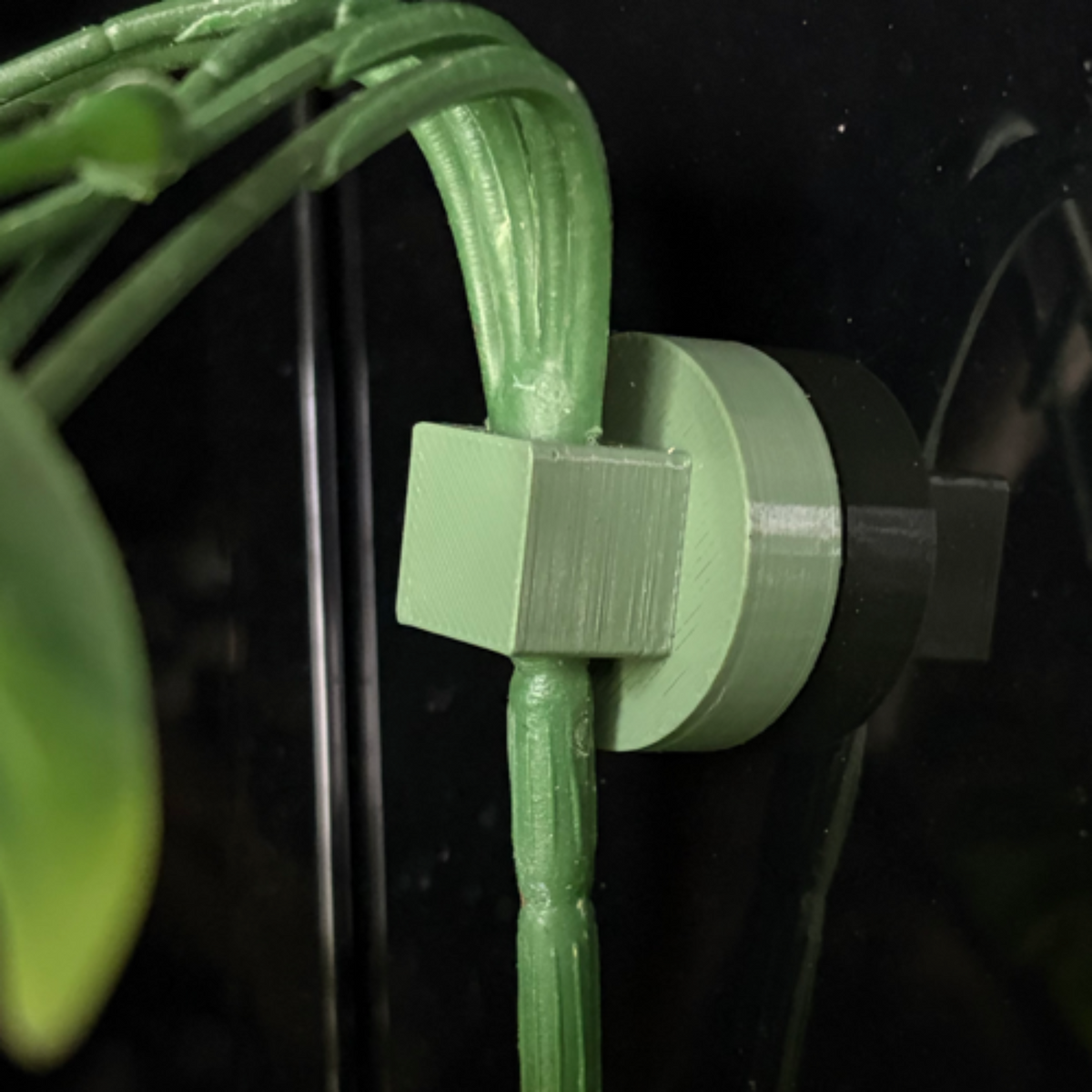 MAGNETIC PLANT HOLDER