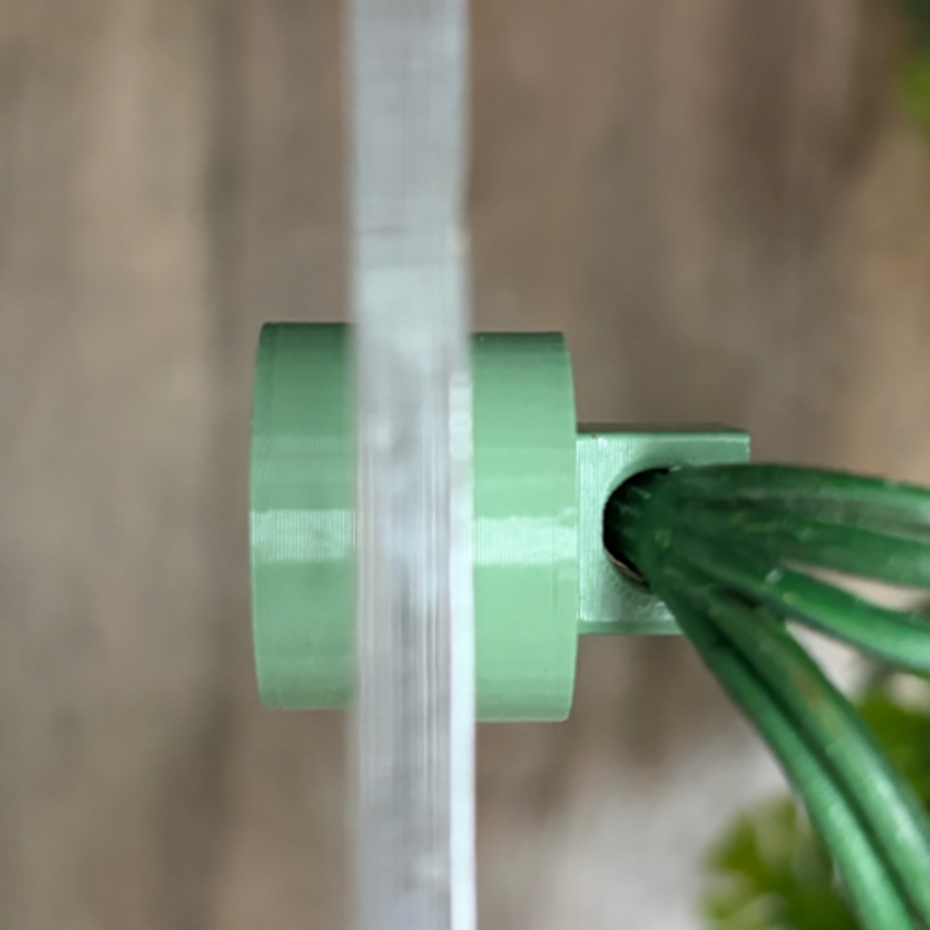 MAGNETIC PLANT HOLDER